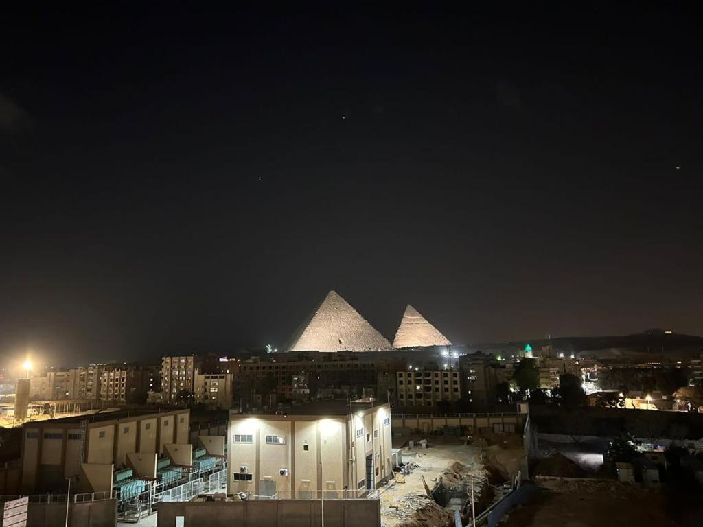 Pyramid Front Szálloda *