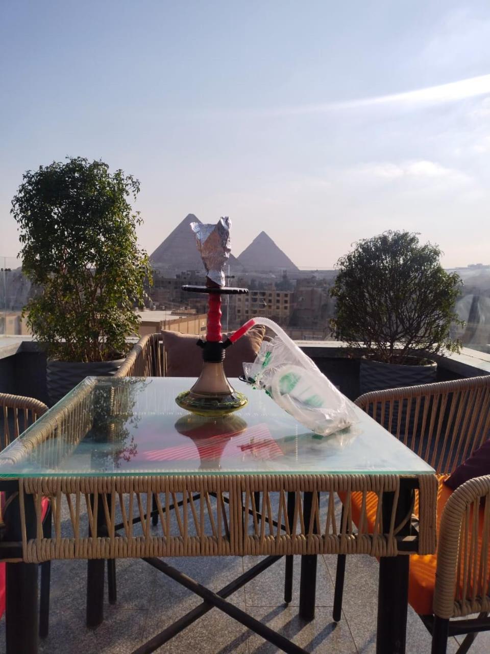 Pyramid Front Szálloda